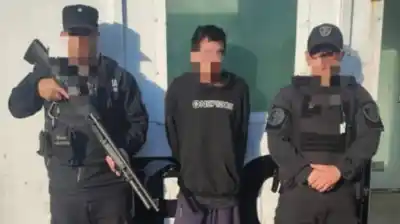 La Policía los vio forzando un auto en Villa Lugano y uno de ellos escondía algo mucho peor