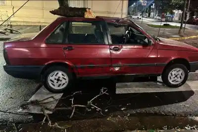 El temporal en Paraná le jugó una mala pasada a un auto detenido en pleno centro