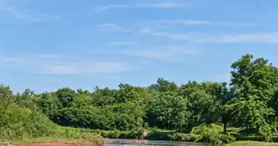 Entró al río Juramento a la tarde y ya no lo volvieron a ver