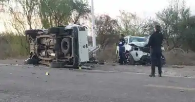 Dos camionetas chocaron en el ingreso a Bowen y las cámaras lo registraron todo