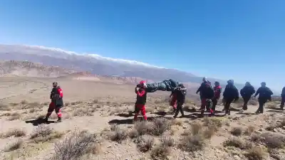 La bajada de sikuri en Tilcara terminó con un rescatista cargando a un hombre en camilla