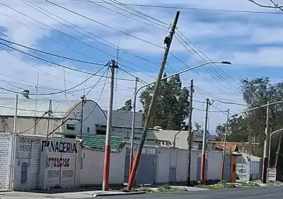 El zonda golpeó la red eléctrica: cinco departamentos sanjuaninos se quedaron a oscuras