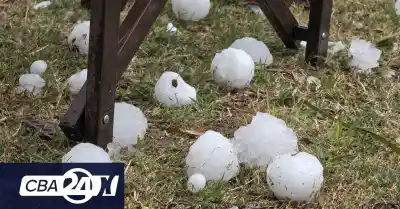 El granizo del tamaño de una mandarina arrasó una expo en Córdoba: los autos quedaron destrozados y hay asistidos