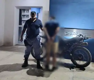 Salieron a la calle a la madrugada y un motociclista terminó rodeado por los policías: lo que apareció entre sus prendas