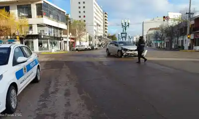 Tres autos chocaron en el centro de Trelew y uno terminó golpeando a un estacionado