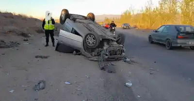 Iba por la Ruta 40, chocó contra algo que no vio y terminó dado vuelta