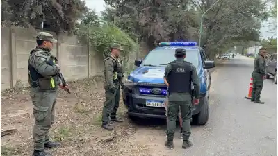 Gendarmes lo vieron vender en la calle y los vecinos reaccionaron de una manera inesperada