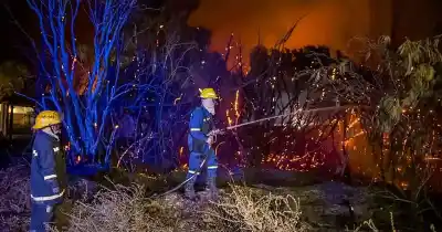 El fuego arrasó los parrales y ahora duerme en la calle: la familia de Angaco que pide un techo