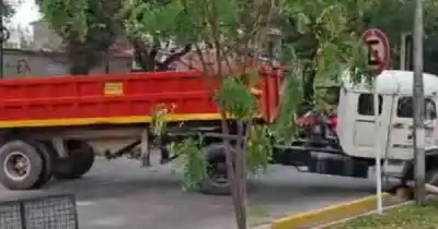 Un camión quedó atrapado en una acequia y lo que pasó después puso en alerta a toda la zona