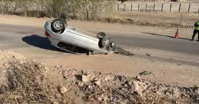 Iba por la Ruta 40, esquivó un montículo de tierra y terminó dado vuelta: qué pasó con el conductor