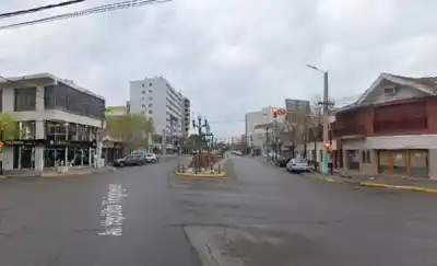 Chocaron en pleno centro de Trelew y uno terminó donde menos lo esperaban