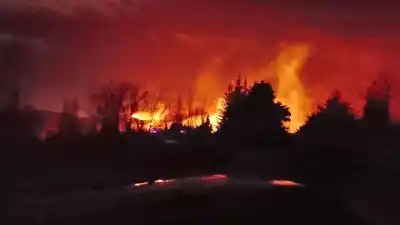 El Zonda no dio tregua: los bomberos siguen apagando focos que vuelven a encenderse solos