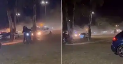 Se llenó de autos y motos en avenida Kennedy: cuando llegó la Policía, hicieron algo que llamó la atención