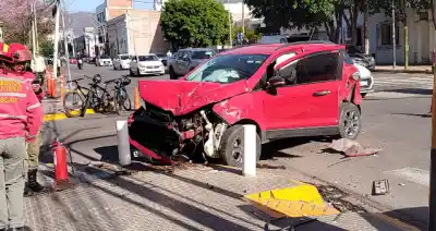 Chocaron dos autos en pleno centro de La Rioja: quiénes terminaron en el hospital