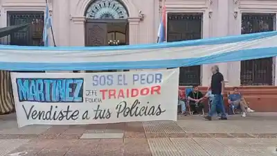 Fueron a reclamar por sus sueldos y terminaron detenidos: lo que encontraron frente a la Casa de Gobierno