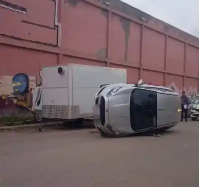 El viento movió un carro gastronómico en Allen y terminó complicando a un auto que pasaba