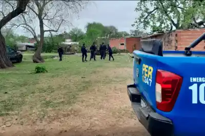 Vecinos dieron el aviso y la Policía llegó justo cuando armaban algo en un terreno del ferrocarril