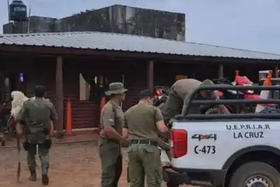 Una escuela rural, un freezer sospechoso y 60 vacunos: el operativo que terminó con dos detenidos en Corrientes