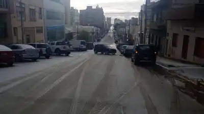 Perdió el control por la nieve y lo que había estacionado en pleno centro terminó destruido