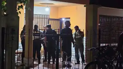 Intentó escapar con la mochila, pero la policía ya estaba adentro de la casa