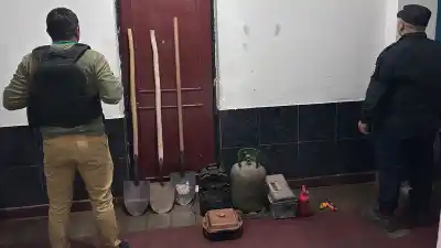 Allanaron dos barrios de Tinogasta de noche: lo que la Policía encontró adentro sorprendió a todos