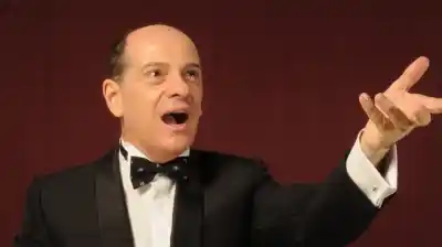 Un cuento musical que va de Verdi a Sinatra: ¿qué prepara Marcelo Arce para su regreso?