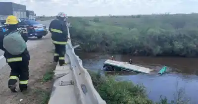 Un camión desapareció en la autopista y lo que encontraron en el arroyo dejó a todos en vilo