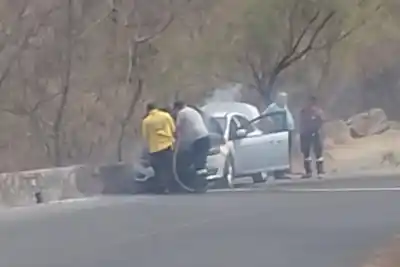 Subía al cerro San Bernardo y terminó mirando cómo su auto ardía en llamas