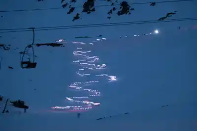 Más de 100 esquiadores bajaron la montaña iluminados: la postal que sorprendió en La Hoya