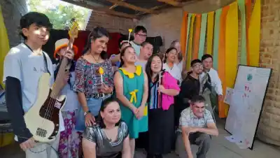 Una profe de música se topó con alumnos que no podían hablar: lo que descubrió lo volcó en un libro