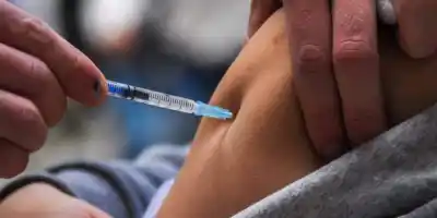 Los agentes sanitarios golpean puertas en el sur de la Capital: qué buscan adentro de cada casa