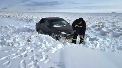 Manejaba con su hija de 2 años, se desorientó por la nieve y apareció a kilómetros de su destino