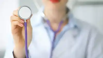 Asueto en Salud: quiénes no trabajan este lunes y qué pasa con las urgencias