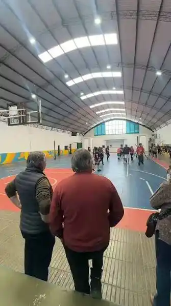 Cruz del Eje pone en marcha la obra que cambiará el piso del Polideportivo «Salvador Arlotta»