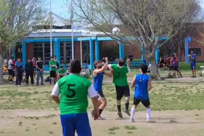 El torneo de fútbol que hace 40 años late en Roca y que pocos conocen