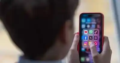 Lo que no ven cuando sus hijos están en el celular: la propuesta que apunta a los padres mendocinos