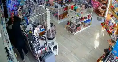 Le pidió un cargador, se abalanzó sobre ella y la cámara lo captó todo: lo que pasó después la dejó en shock