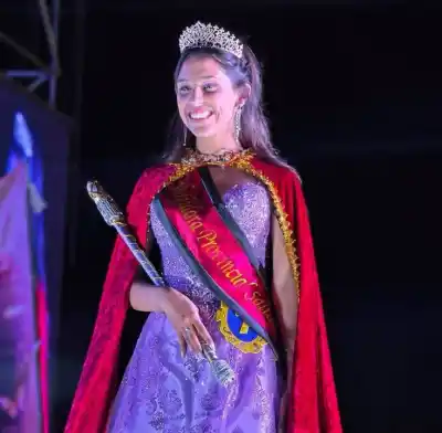 Metán vuelve a tener una reina después de 25 años y la despidieron con una caravana