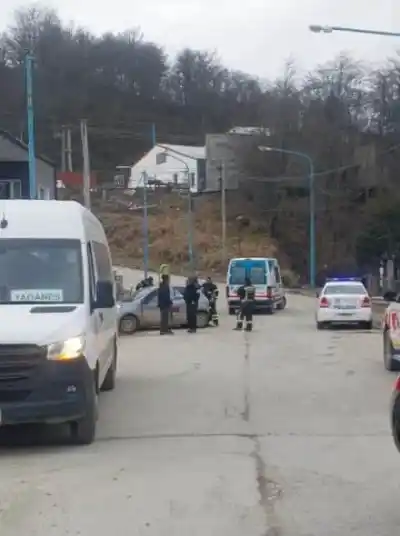 Chocaron un colectivo y un auto en Ushuaia: quién terminó en el hospital