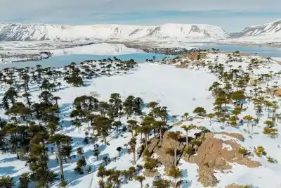 Neuquén: el plan de 48 horas que combina nieve, esquí y termas al pie de un volcán activo