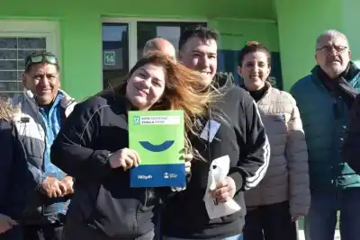 16 familias de Centenario dejaron de esperar: la llave que cambió todo tras años de obra frenada