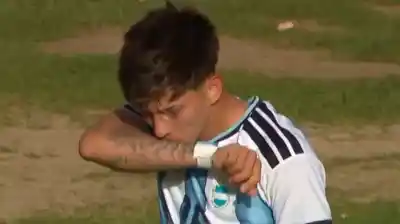 Argentina estaba eliminada, pero un pibe de 18 años sacó un latigazo imposible: mirá dónde terminó la pelota