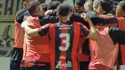 Patronato se puso 1-0 arriba en Mataderos y la jugada del penal lo cambió todo