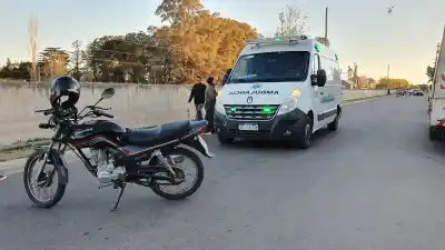 Iba en moto por calle 19, un perro se le cruzó y todo terminó en el asfalto