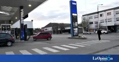 Le dijo que solo sería una hora, pero la nena terminó sola y encerrada en un auto