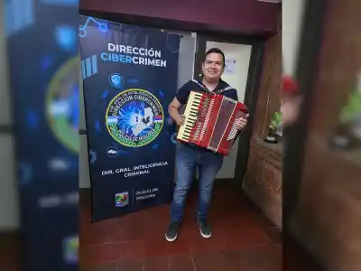 Publicó un acordeón rojo baratísimo en Marketplace y la Policía le respondió con una compra