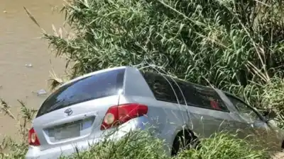 Un coche fúnebre terminó fuera de la calle en San Lorenzo y la escena dejó a todos sin palabras