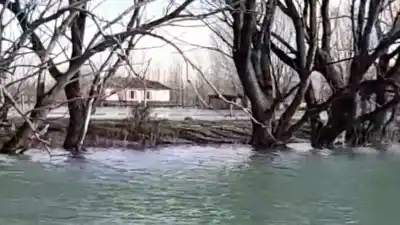 El agua ya avanza en la ribera y hay dos días que tienen en vilo a Neuquén