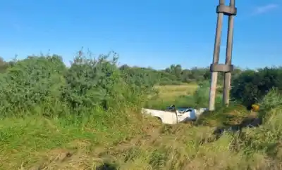 Un vuelco brutal aplasta la cabina y deja un saldo fatal en una ruta santiagueña