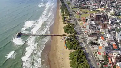 Dos kayakistas salieron al mar en Santa Teresita y no volvieron: los buscan con alerta naranja